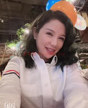 轻熟女,身材保持的很好,水暴多